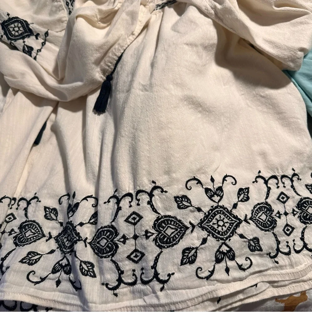 Old Navy‎ Cream Embroidered 3/4 Sleeve Blouse - Picture 13 of 13